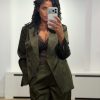 Ontdek de Dante6 Rush Blazer in Moss Olive. Een luxe satijnen damesblazer met krachtige schouders en getailleerde fit. Shop het complete pak bij ALT ID.