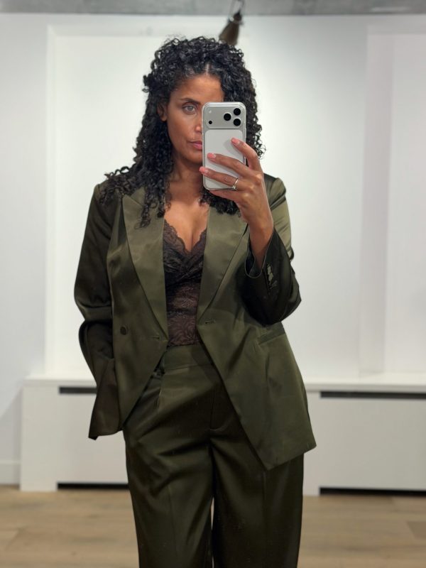 Ontdek de Dante6 Rush Blazer in Moss Olive. Een luxe satijnen damesblazer met krachtige schouders en getailleerde fit. Shop het complete pak bij ALT ID.