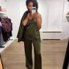 Dante6 Dawna Bold Satin Lace Camisole in Moss Olive, olijfgroene satijnen damestop met kanten V-hals, verstelbare schouderbandjes en asymmetrische zoom met zijsplit.