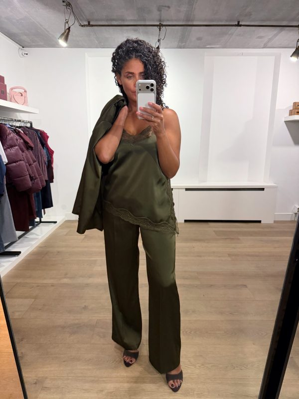 Dante6 Dawna Bold Satin Lace Camisole in Moss Olive, olijfgroene satijnen damestop met kanten V-hals, verstelbare schouderbandjes en asymmetrische zoom met zijsplit.