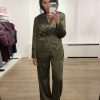 Dante6 Jules Bold Satin Smart Pants in Moss Olive, olijfgroene satijnen damespantalon met hoge taille, ingeperste plooien en lange wijde pijpen.