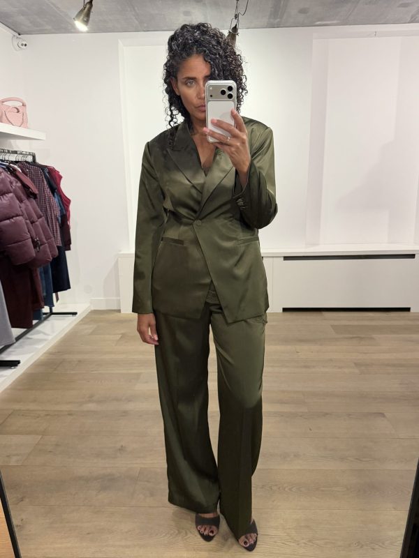 Dante6 Jules Bold Satin Smart Pants in Moss Olive, olijfgroene satijnen damespantalon met hoge taille, ingeperste plooien en lange wijde pijpen.
