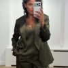 Ontdek de Dante6 Rush Blazer in Moss Olive. Een luxe satijnen damesblazer met krachtige schouders en getailleerde fit. Shop het complete pak bij ALT ID.