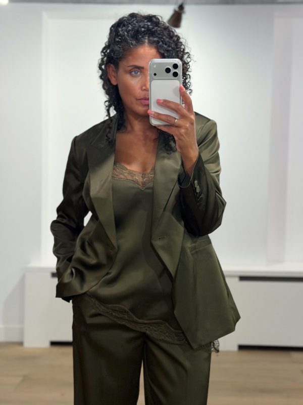Ontdek de Dante6 Rush Blazer in Moss Olive. Een luxe satijnen damesblazer met krachtige schouders en getailleerde fit. Shop het complete pak bij ALT ID.