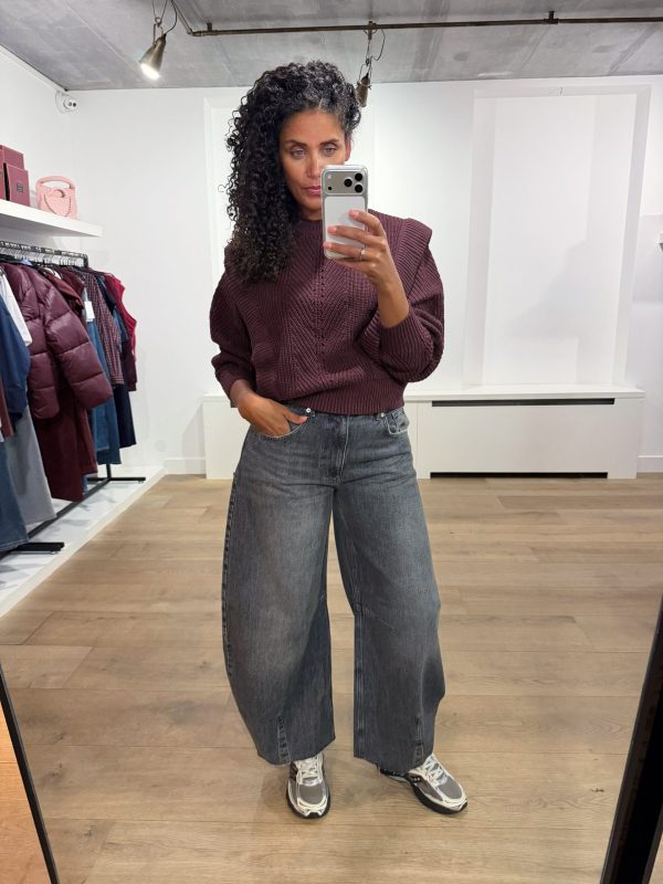 HOMAGE Knitted Sweater With Shoulder Detail in bordeaux, wijnrode gebreide damestrui met opvallende schouderdetails.