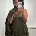 Dante6 Dawna Bold Satin Lace Camisole in Moss Olive, olijfgroene satijnen damestop met kanten V-hals, verstelbare schouderbandjes en asymmetrische zoom met zijsplit.