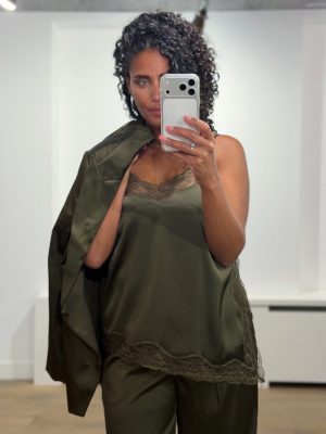 Dante6 Dawna Bold Satin Lace Camisole in Moss Olive, olijfgroene satijnen damestop met kanten V-hals, verstelbare schouderbandjes en asymmetrische zoom met zijsplit.