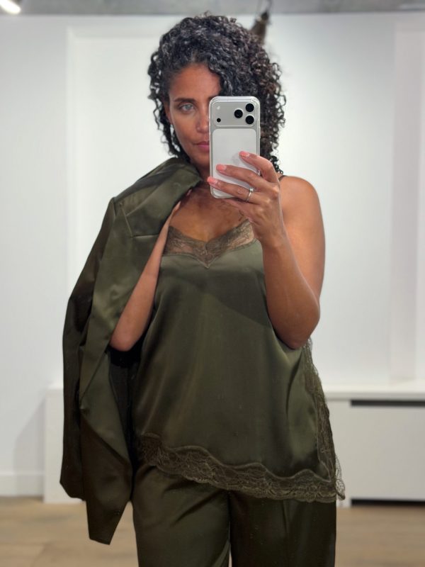 Dante6 Dawna Bold Satin Lace Camisole in Moss Olive, olijfgroene satijnen damestop met kanten V-hals, verstelbare schouderbandjes en asymmetrische zoom met zijsplit.