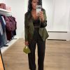 Ontdek de Dante6 Rush Blazer in Moss Olive. Een luxe satijnen damesblazer met krachtige schouders en getailleerde fit. Shop het complete pak bij ALT ID.
