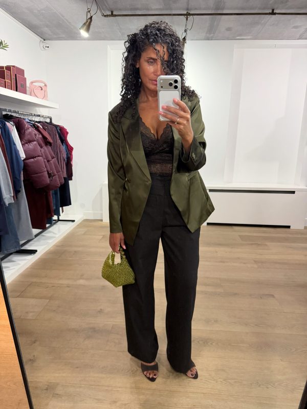 Ontdek de Dante6 Rush Blazer in Moss Olive. Een luxe satijnen damesblazer met krachtige schouders en getailleerde fit. Shop het complete pak bij ALT ID.