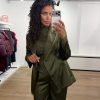 Dante6 Irony Lace Turtle Neck Top in Moss Olive, olijfgroene semi-transparante kanten damescoltop met 3D-bloemenpatroon, lange mouwen en aansluitende pasvorm.