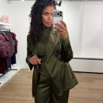 Dante6 Irony Lace Turtle Neck Top in Moss Olive, olijfgroene semi-transparante kanten damescoltop met 3D-bloemenpatroon, lange mouwen en aansluitende pasvorm.