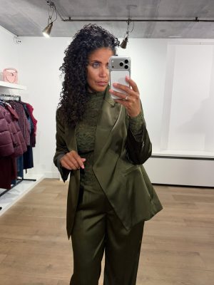 Dante6 Irony Lace Turtle Neck Top in Moss Olive, olijfgroene semi-transparante kanten damescoltop met 3D-bloemenpatroon, lange mouwen en aansluitende pasvorm.