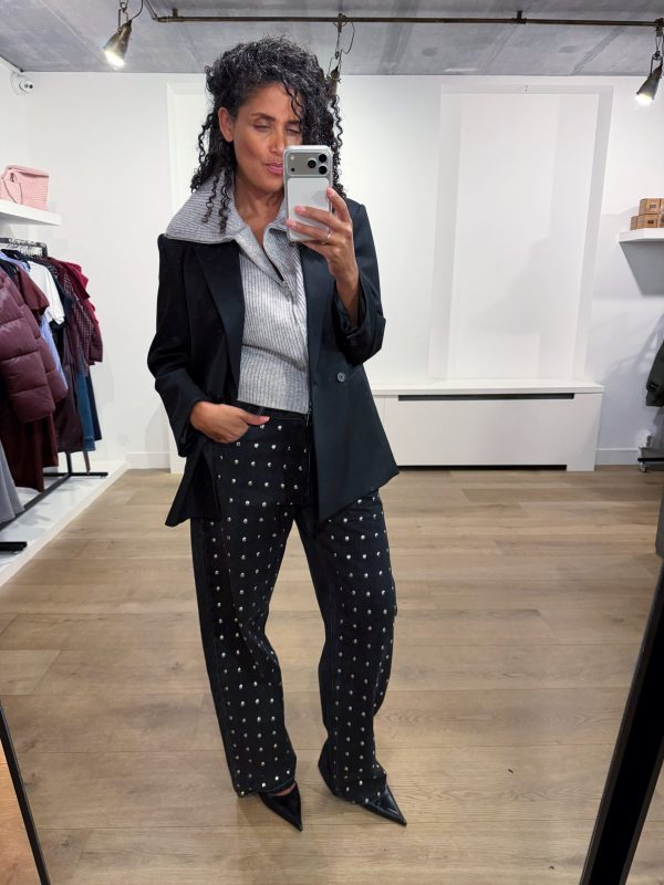Haute L'Amitié Flip Waist Rivet Tall Jeans HL10875 in Black, zwarte dames barrel jeans met studs en opvallende omgeslagen tailleband.