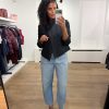 by-bar Baloe Jeans 26419310 in Light Denim, lichtblauwe damesjeans met barrel fit, normale taillehoogte en losvallende pijpen.