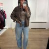 by-bar Moky LS Top 26411104-730 in Biscuit, beige dames longsleeve met aansluitende pasvorm, ronde hals en lange mouwen.