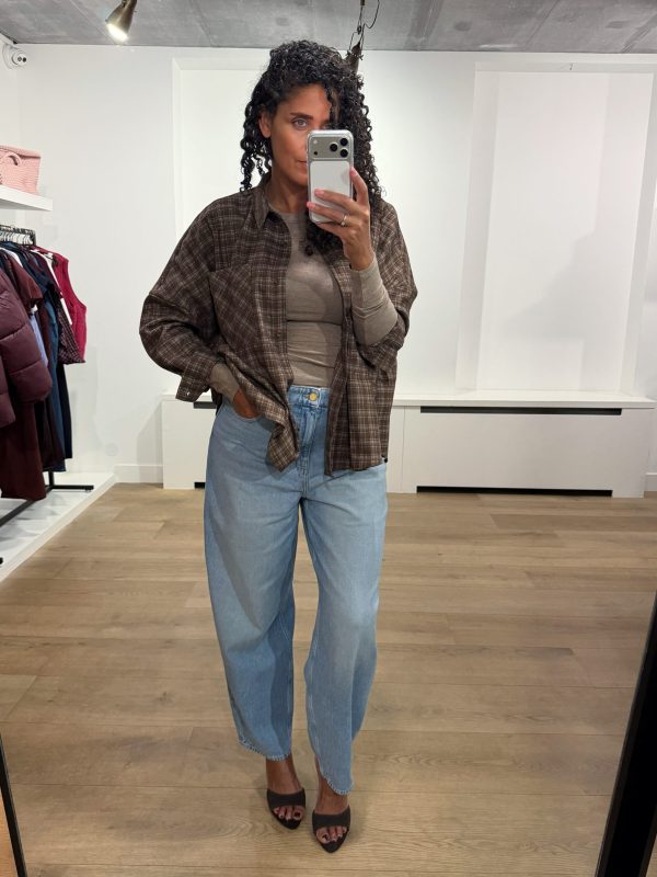 by-bar Moky LS Top 26411104-730 in Biscuit, beige dames longsleeve met aansluitende pasvorm, ronde hals en lange mouwen.
