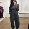 Tooday Devin Short Blazer in Dark Grey Melange, donkergrijze korte damesblazer met geaccentueerde schouders, asymmetrische belijning en knoopsluiting.