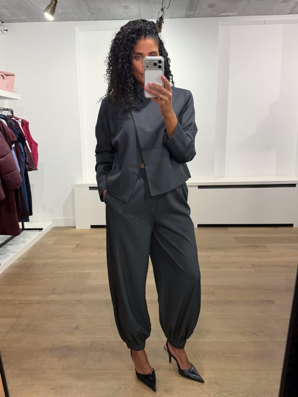Tooday Devin Short Blazer in Dark Grey Melange, donkergrijze korte damesblazer met geaccentueerde schouders, asymmetrische belijning en knoopsluiting.