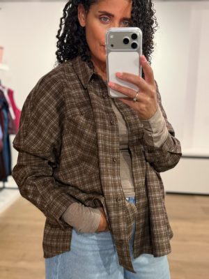 Tooday Dina Oversize Shirt TD326-106-506, oversized damesblouse met ruime en relaxte pasvorm.