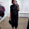 Tooday Devin Short Blazer TD426-107-001 in Black, zwarte cropped damesblazer met schoudervulling en asymmetrische belijning.