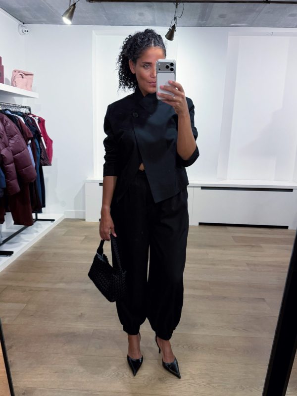 Tooday Devin Short Blazer TD426-107-001 in Black, zwarte cropped damesblazer met schoudervulling en asymmetrische belijning.
