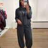Tooday Devin Short Blazer in Dark Grey Melange, donkergrijze korte damesblazer met geaccentueerde schouders, asymmetrische belijning en knoopsluiting.