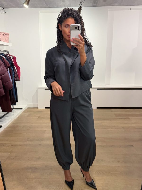 Tooday Devin Short Blazer in Dark Grey Melange, donkergrijze korte damesblazer met geaccentueerde schouders, asymmetrische belijning en knoopsluiting.