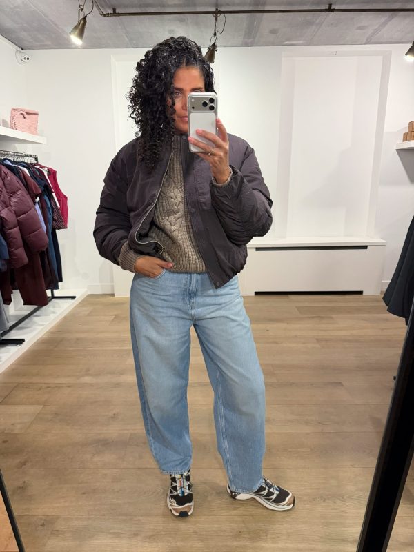 by-bar Bodie Bomber Jacket 26419005-1723 in Espresso, donkerbruin gewatteerd dames bomberjack met klassieke kraag, elastische zoom en rits- en knoopsluiting.