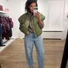 by-bar Franky Sleeveless Jacket 26419007-415 in Olive, olijfgroene oversized dames bodywarmer met V-vormige stiksels, hoge kraag en volumineuze schouders.