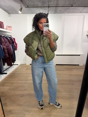 by-bar Franky Sleeveless Jacket 26419007-415 in Olive, olijfgroene oversized dames bodywarmer met V-vormige stiksels, hoge kraag en volumineuze schouders.