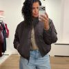 by-bar Bodie Bomber Jacket 26419005-1723 in Espresso, donkerbruin gewatteerd dames bomberjack met klassieke kraag, elastische zoom en rits- en knoopsluiting.