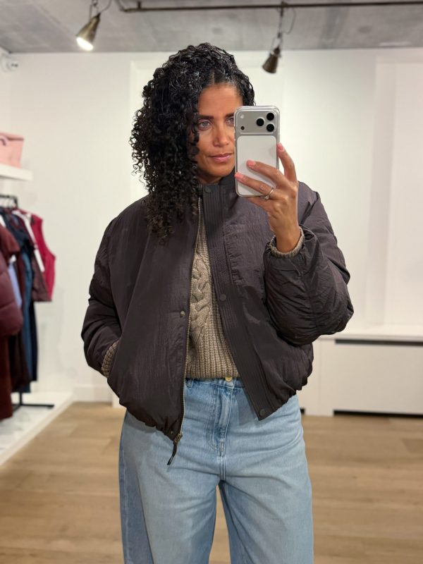 by-bar Bodie Bomber Jacket 26419005-1723 in Espresso, donkerbruin gewatteerd dames bomberjack met klassieke kraag, elastische zoom en rits- en knoopsluiting.
