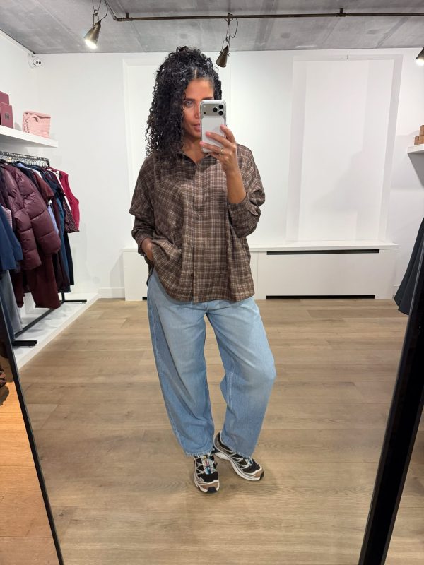 Tooday Dina Oversize Shirt TD326-106-506, oversized damesblouse met ruime en relaxte pasvorm.