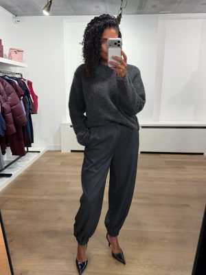 Tooday Devin Ballon Pants TD426-139 in donkergrijs, damesbroek met wijde ballonvorm, elastische tailleband en taps toelopende pijpen met elastische zoom.