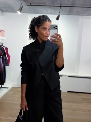Tooday Devin Short Blazer TD426-107-001 in Black, zwarte cropped damesblazer met schoudervulling en asymmetrische belijning.