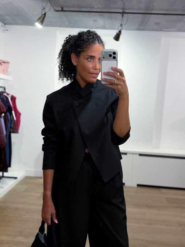 Tooday Devin Short Blazer TD426-107-001 in Black, zwarte cropped damesblazer met schoudervulling en asymmetrische belijning.
