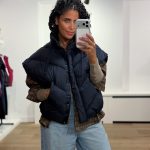 by-bar Franky Sleeveless Jacket 26419007-856 in Midnight, donkerblauwe oversized dames bodywarmer met V-vormige stiksels, hoge kraag en volumineuze schouders.