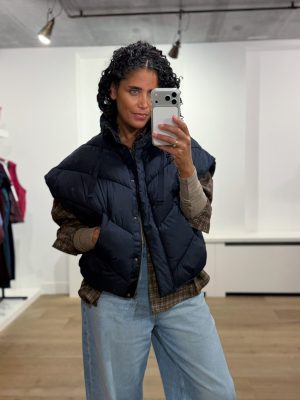by-bar Franky Sleeveless Jacket 26419007-856 in Midnight, donkerblauwe oversized dames bodywarmer met V-vormige stiksels, hoge kraag en volumineuze schouders.