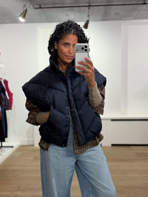 by-bar Franky Sleeveless Jacket 26419007-856 in Midnight, donkerblauwe oversized dames bodywarmer met V-vormige stiksels, hoge kraag en volumineuze schouders.