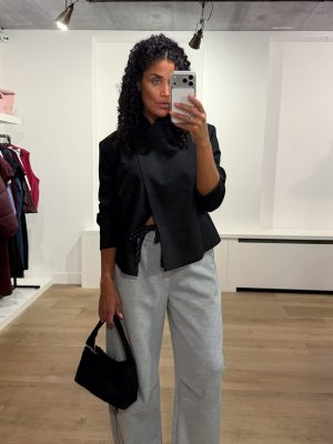 Tooday Devin Short Blazer TD426-107-001 in Black, zwarte cropped damesblazer met schoudervulling en asymmetrische belijning.