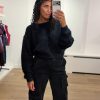 Shop de American Vintage Niby trui in zwart bij ALT ID. Een luxe, fluffy alpacatrui met een korte, oversized fit en een prachtig volumineus silhouet.
