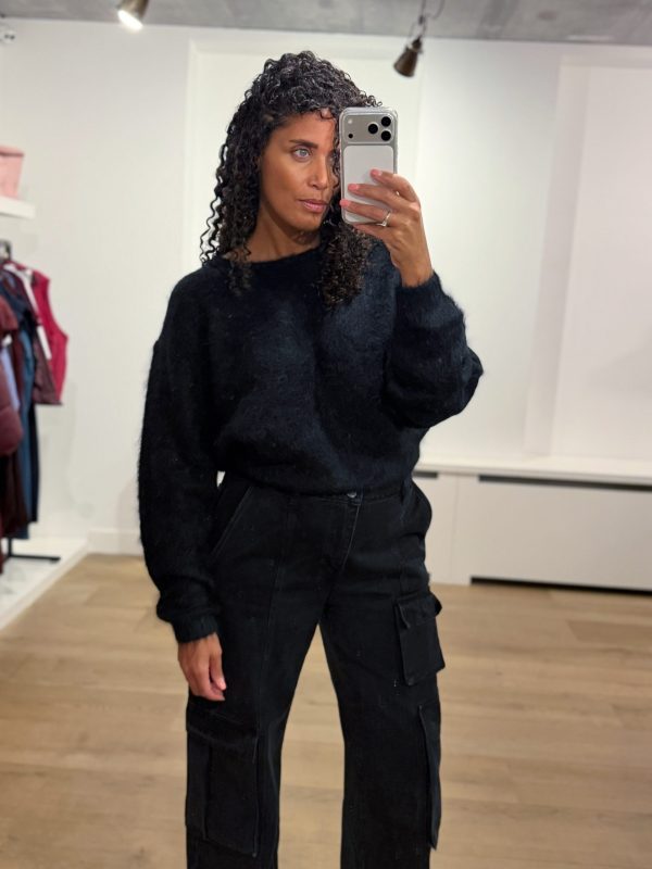 Shop de American Vintage Niby trui in zwart bij ALT ID. Een luxe, fluffy alpacatrui met een korte, oversized fit en een prachtig volumineus silhouet.