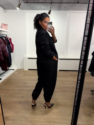 Tooday Devin Ballon Pants in Black, zwarte damesbroek met volumineuze ballonpasvorm en modern silhouet.