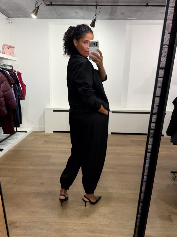 Tooday Devin Ballon Pants in Black, zwarte damesbroek met volumineuze ballonpasvorm en modern silhouet.