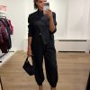 Tooday Devin Ballon Pants in Black, zwarte damesbroek met volumineuze ballonpasvorm en modern silhouet.