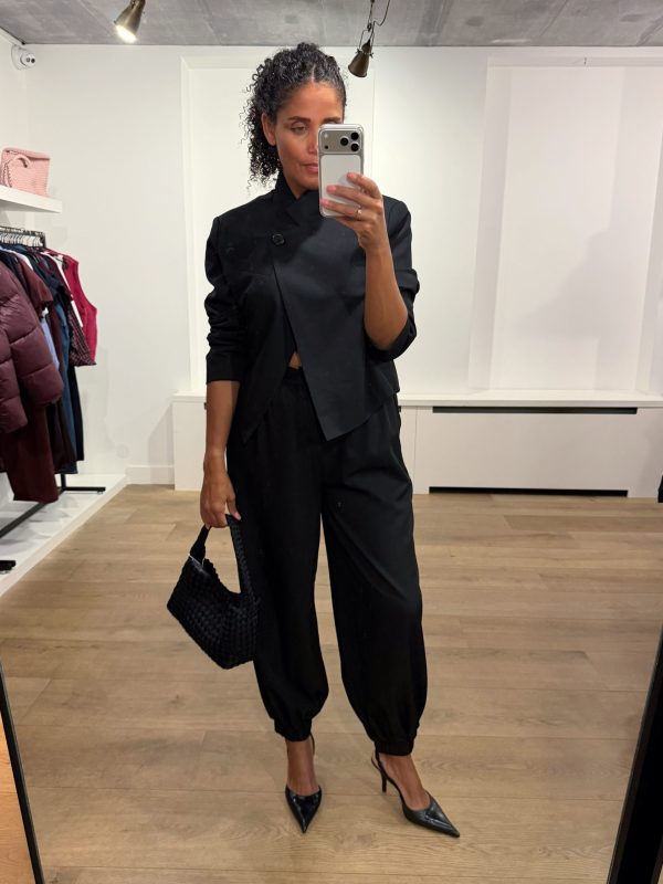 Tooday Devin Ballon Pants in Black, zwarte damesbroek met volumineuze ballonpasvorm en modern silhouet.