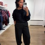 Shop de American Vintage Niby trui in zwart bij ALT ID. Een luxe, fluffy alpacatrui met een korte, oversized fit en een prachtig volumineus silhouet.