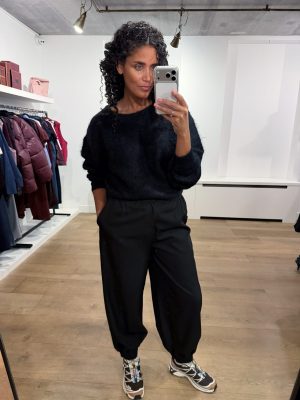 Shop de American Vintage Niby trui in zwart bij ALT ID. Een luxe, fluffy alpacatrui met een korte, oversized fit en een prachtig volumineus silhouet.