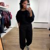 Tooday Devin Ballon Pants in Black, zwarte damesbroek met volumineuze ballonpasvorm en modern silhouet.